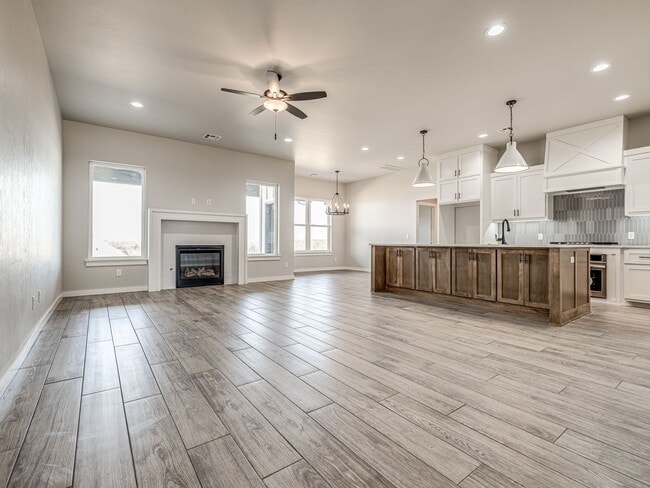 Building Photo - Newer Beautiful home in East Edmond + 4 Be...