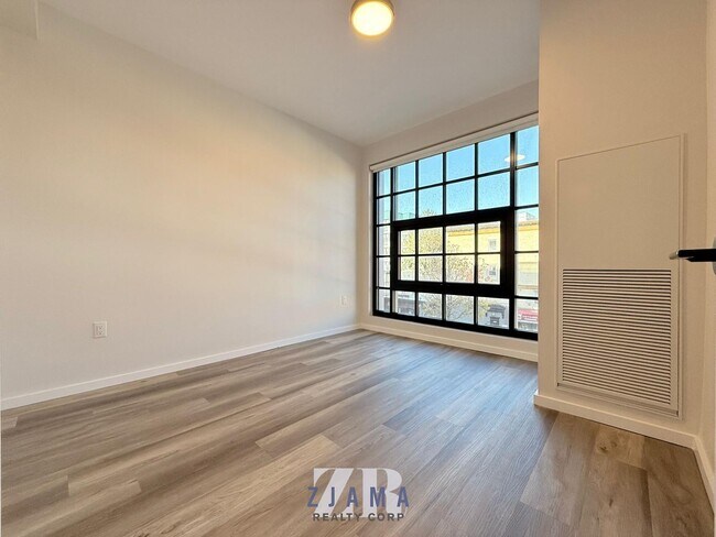 Building Photo - 1120 St Johns Pl