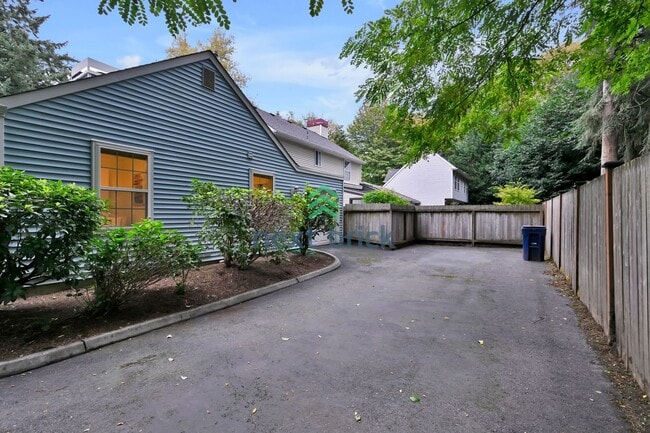 Building Photo - Charming 2-Bedroom Cottage in the Heart of...