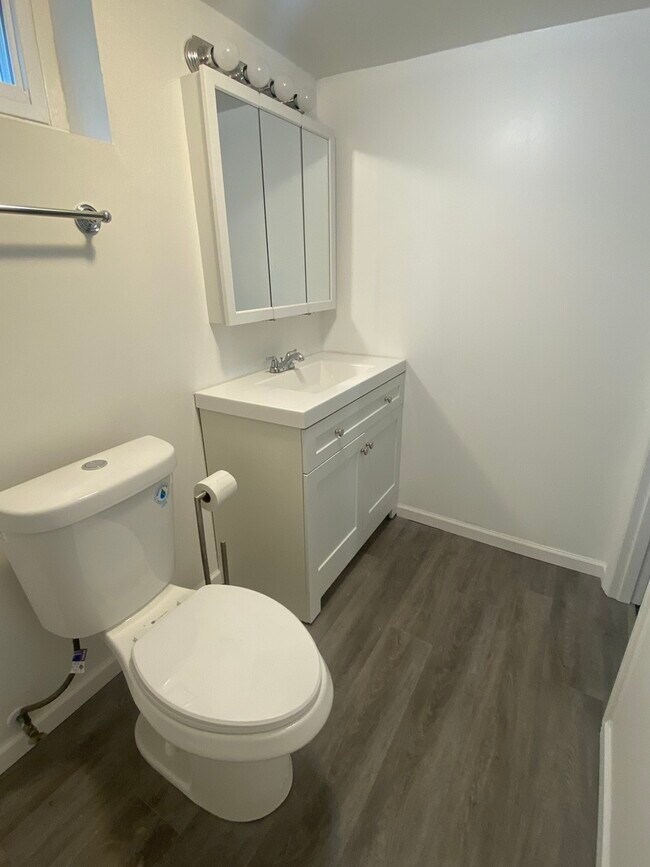 Building Photo - 426 Berteau Ave
