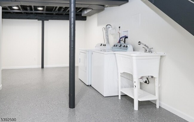 Building Photo - 24 Montague Pl