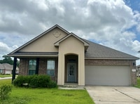 Building Photo - 4 Bed 2 Full baths