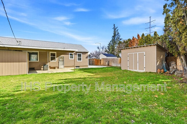 Building Photo - 1105 Thayer Dr