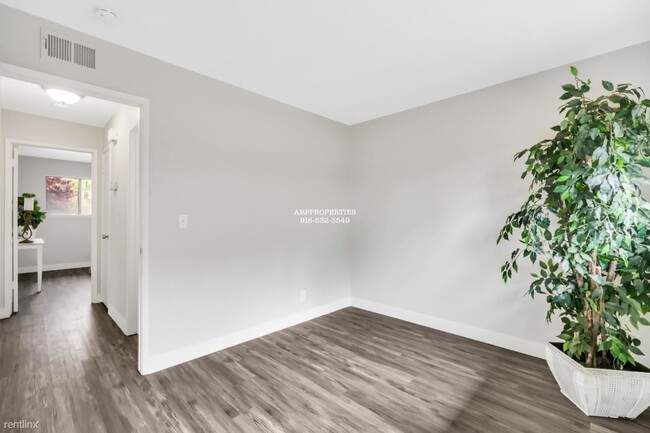 Building Photo - 2 br, 1 bath Condo - 4722 Greenholme Drive 1