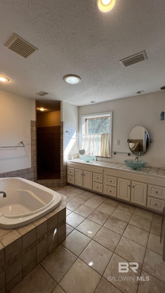 Building Photo - 905 Van Ave