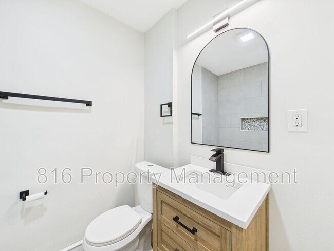 Building Photo - 4542 Chestnut Ave