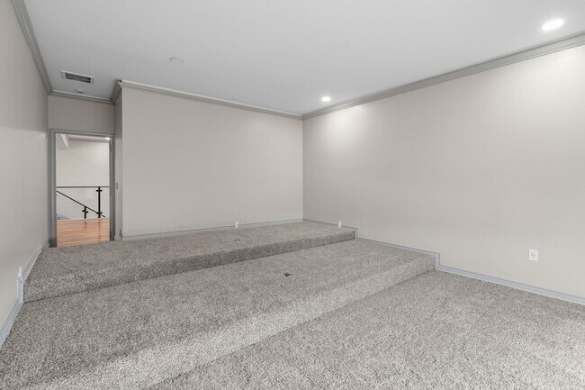 Building Photo - 703 Leaning Oak Trail