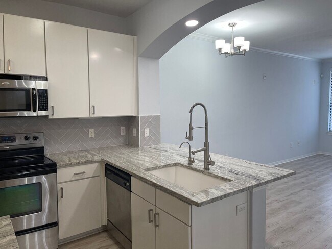 Building Photo - Fully Renovated 2/2 Near Campus