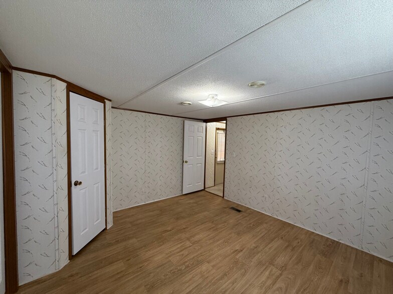Building Photo - 109 Rainbow Ave