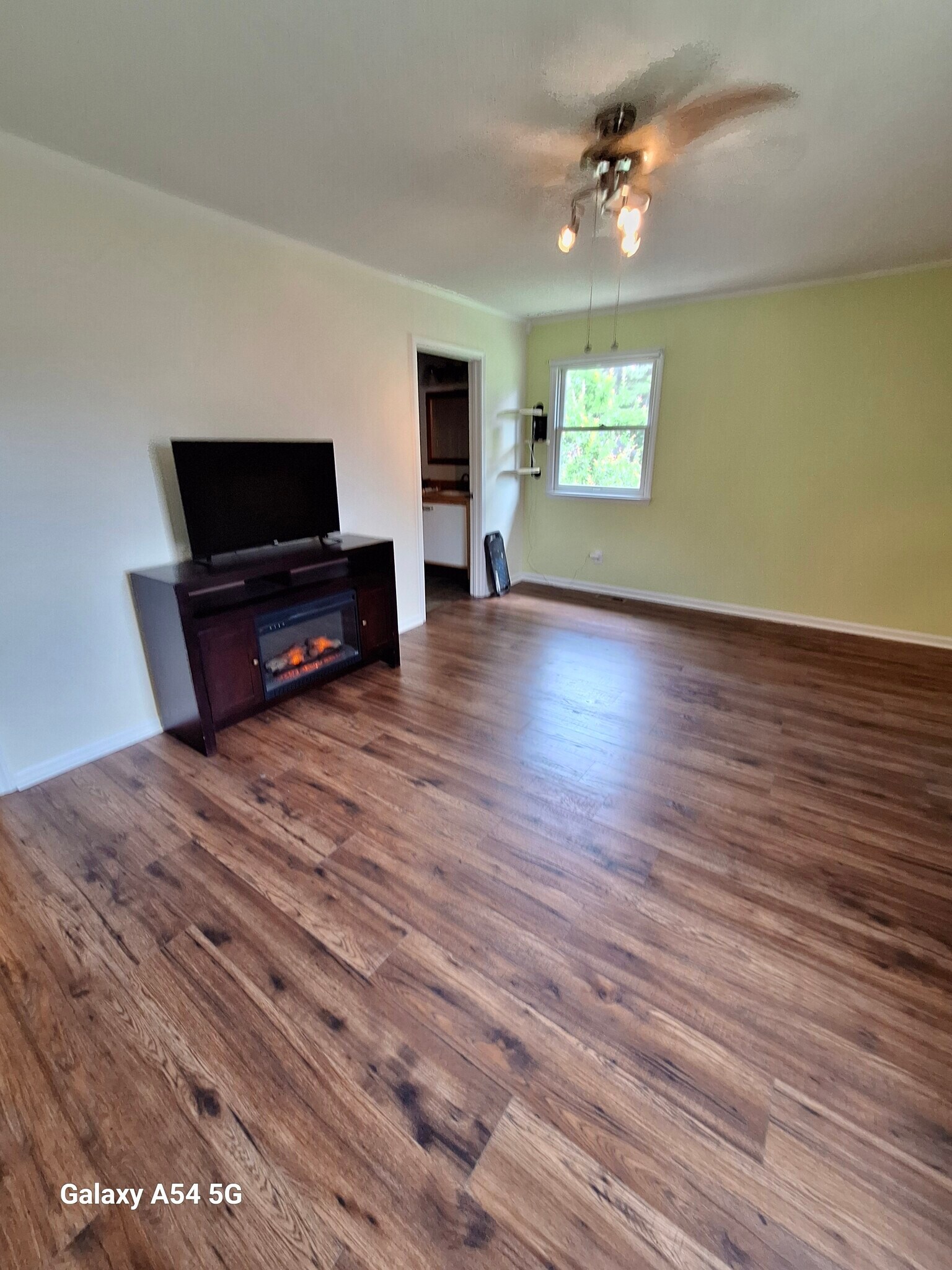 12 x 19 Living room - 4920 Mandel Rd