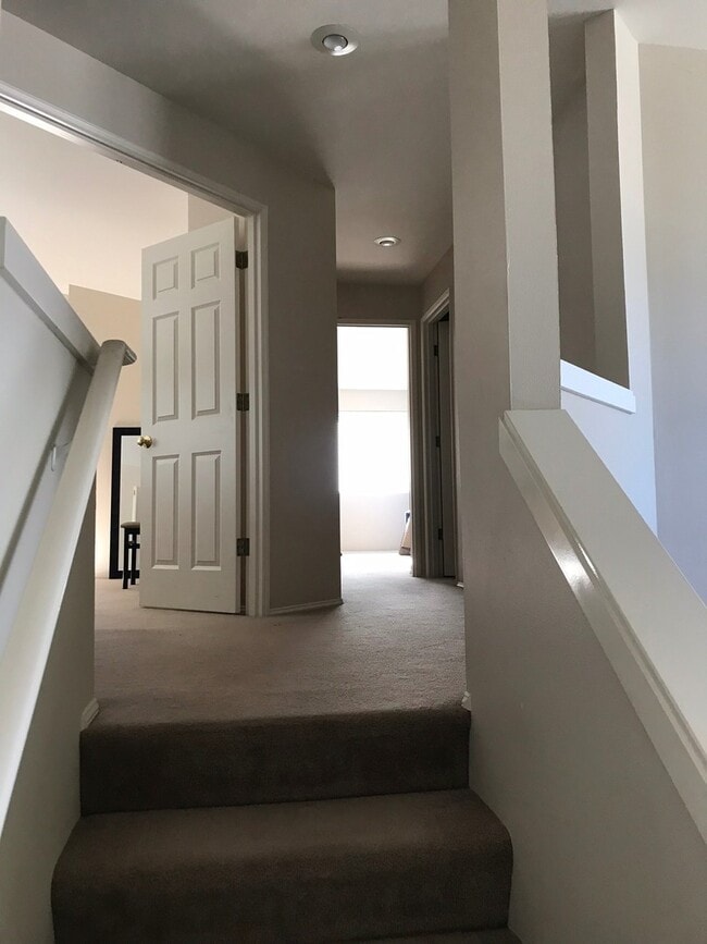 Building Photo - Wonderfully maintained home in quiet neigh...
