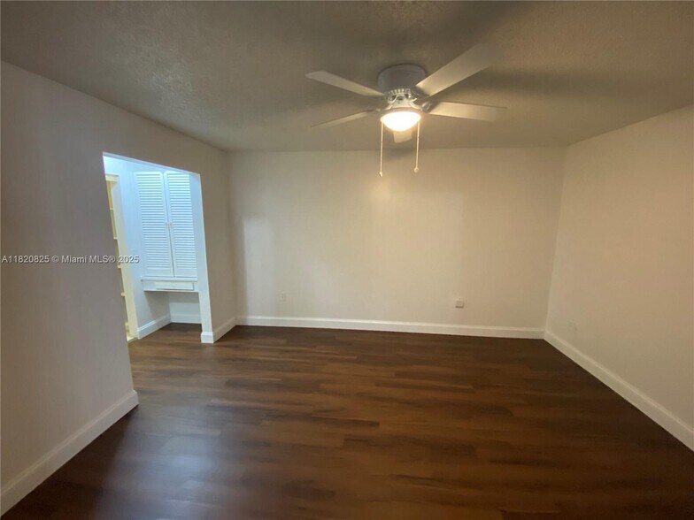 Building Photo - 8250 Southampton Dr