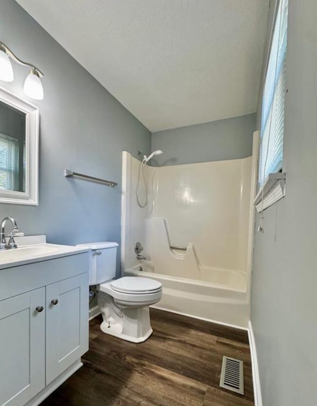 Building Photo - 3 bed & 2 bath home - $400 off first months rent!