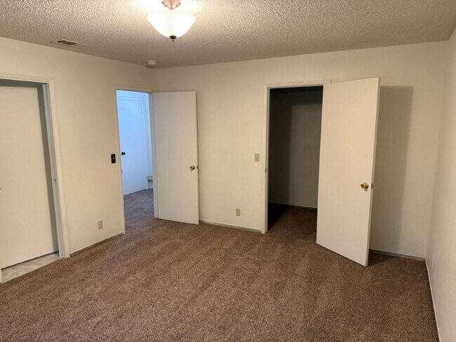 Building Photo - 990/992 JUSTIN DUPLEX