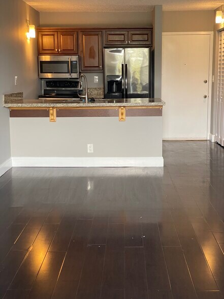 Building Photo - 2701 Riverside Dr