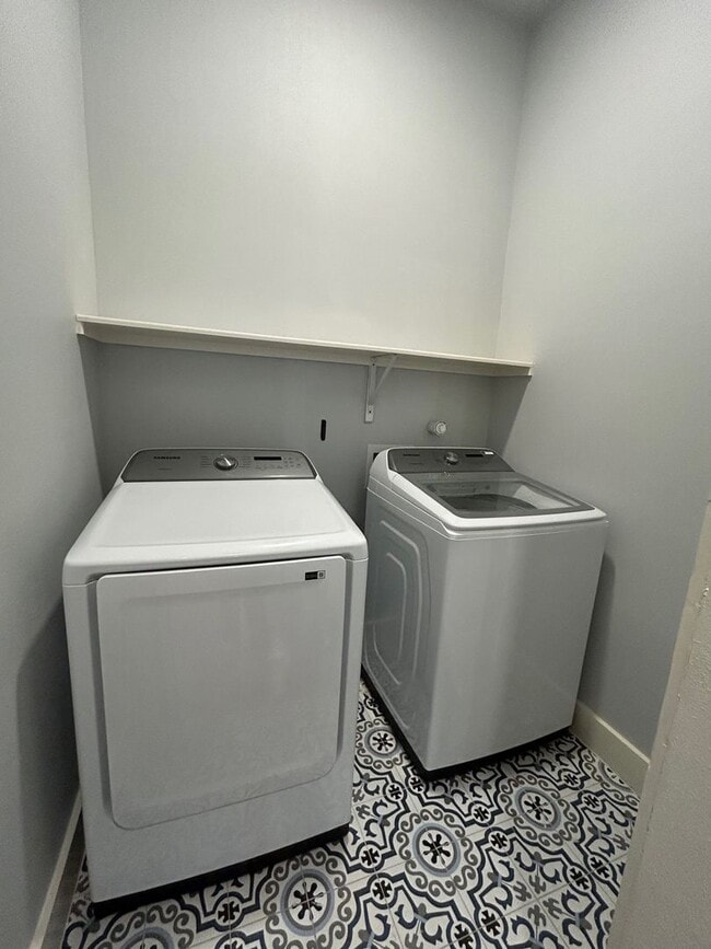 Building Photo - 2BED / 1BATH Condo/Townhome For Lease! Available NOW!