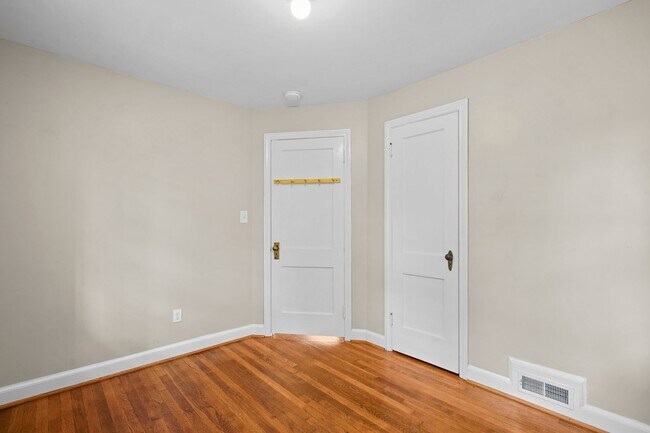 Building Photo - 2 Bed 1 Bath - Takoma Park Cottage- Large ...
