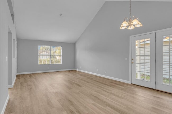 Building Photo - 525 Rushing St