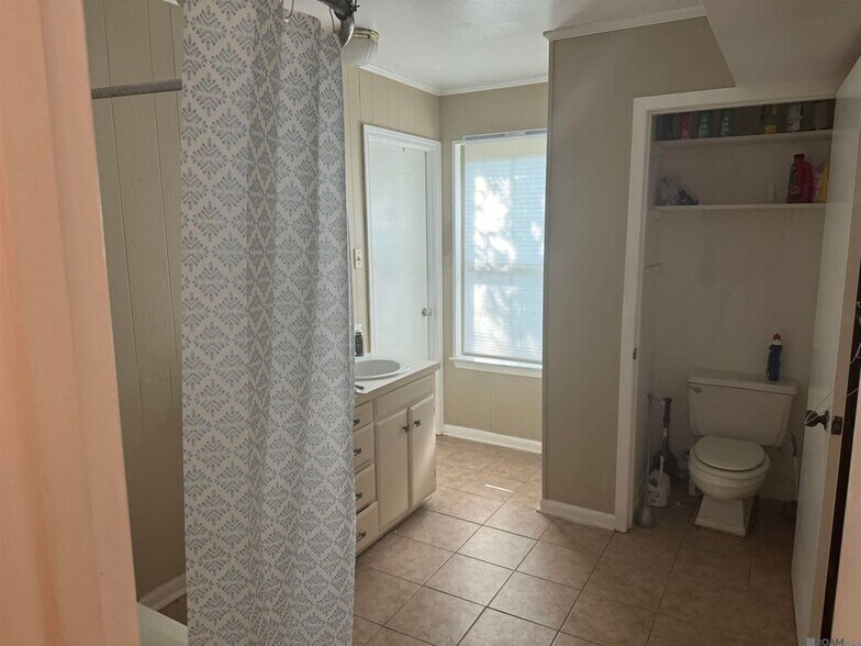 Building Photo - 5650 Highland Rd