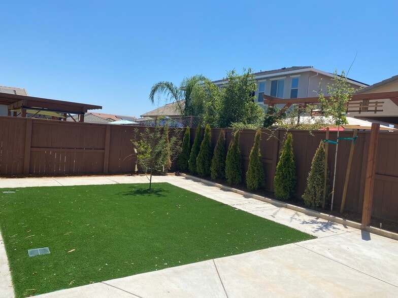 Backyard w/ artificial grass - 2008 Gumbinger Pl