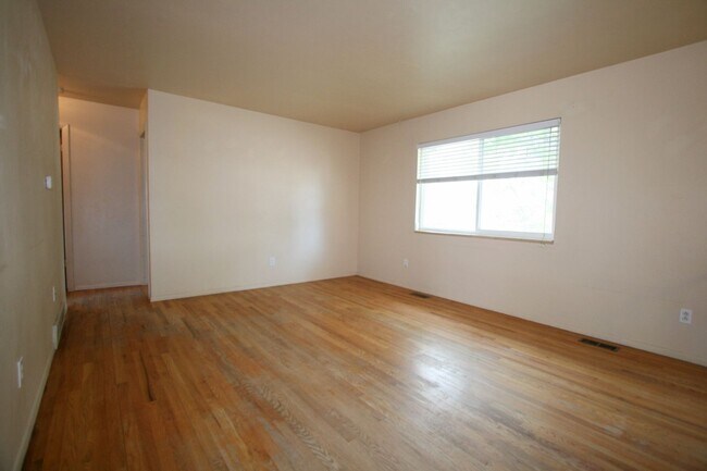 Building Photo - 3 Bedroom Split Level Home Available in South Colorado Springs!