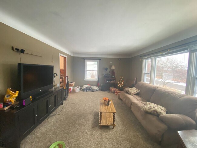 Building Photo - AVAILABLE JUNE - 5 Bed/2 Bath Home Close To Campus!