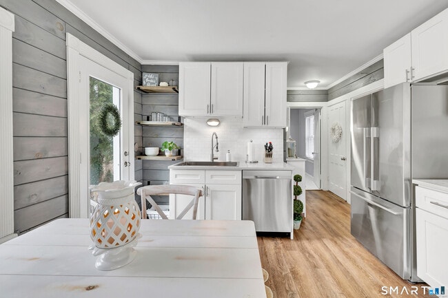 Building Photo - 132 Pequot Ave