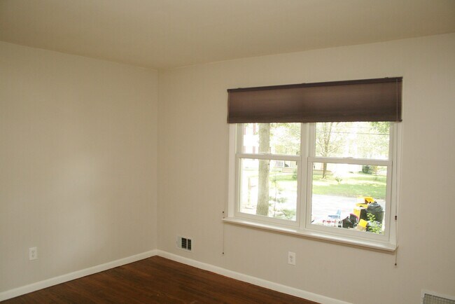 Building Photo - 576 Manor Rd