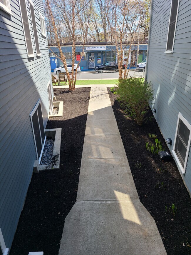 Building Photo - 10 Fern St