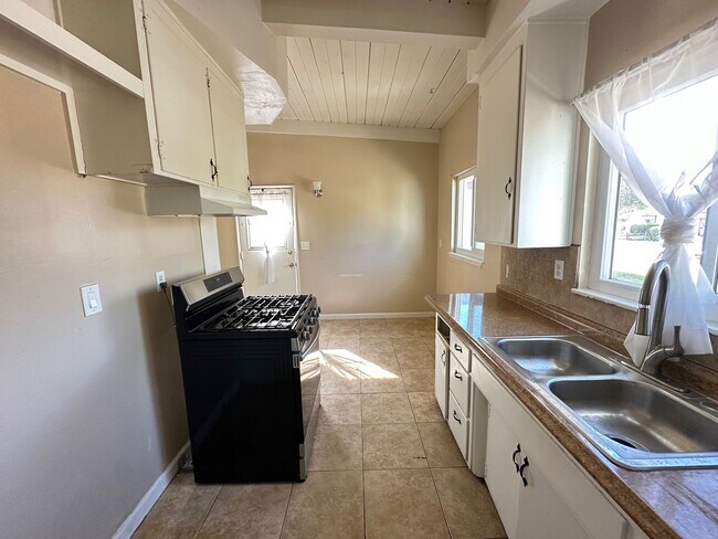 Building Photo - Adorable 3 Bed 2 Bath Fullerton Home Avail...