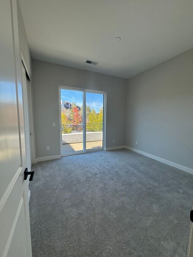 Building Photo - 1521 Golf Club Dr