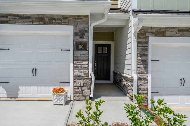 Building Photo - 109 Alluvium Ln