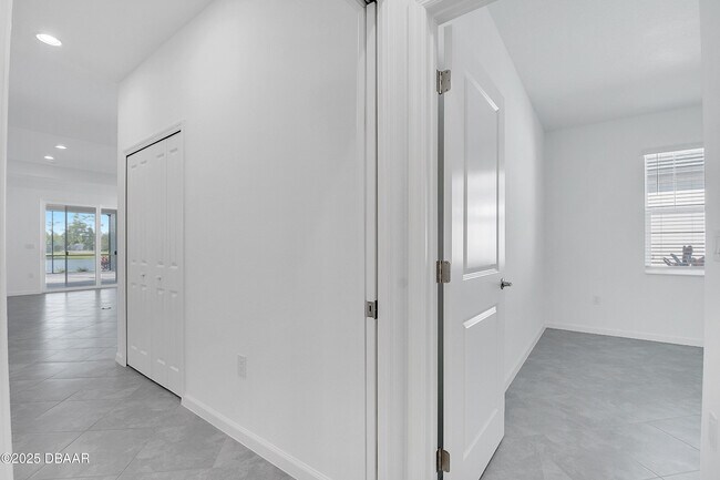 Building Photo - 215 Summertime Pl