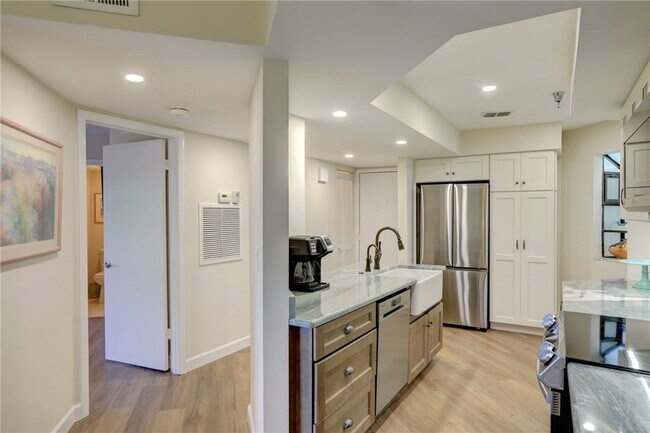 Building Photo - 9612 Riverside Dr