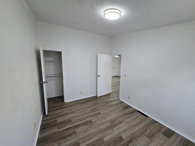 Building Photo - 916 W 65th St S