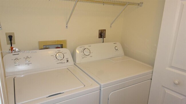 Building Photo - 3017 N Oakland Forest Dr