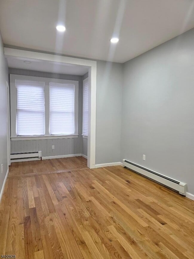 Building Photo - 586 N 11th St