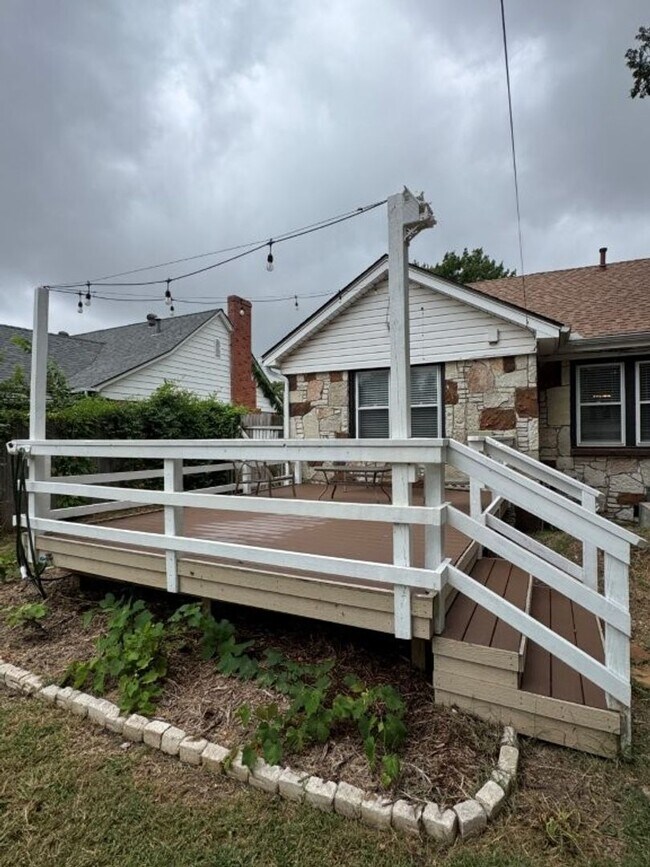 Building Photo - Cutest 3 bed with historic charm, so close...