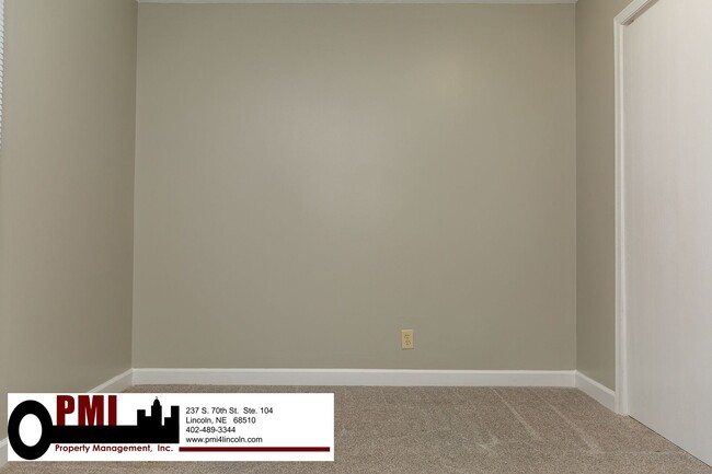 Building Photo - 3 Bedroom and 2 bathroom Duplex for Rent