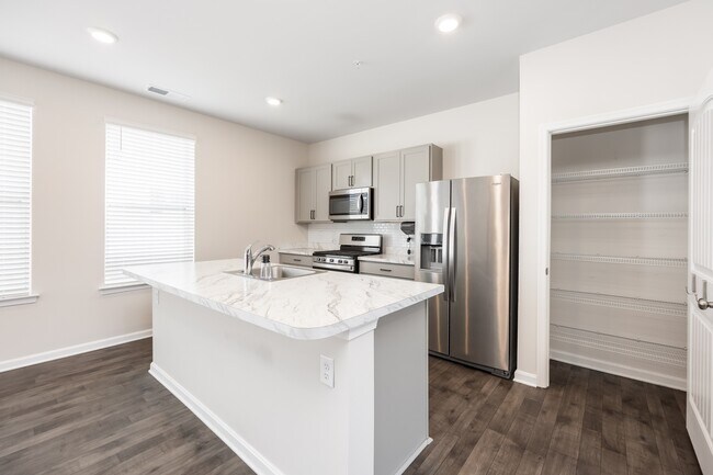 Building Photo - 317 Stream Valley Ct