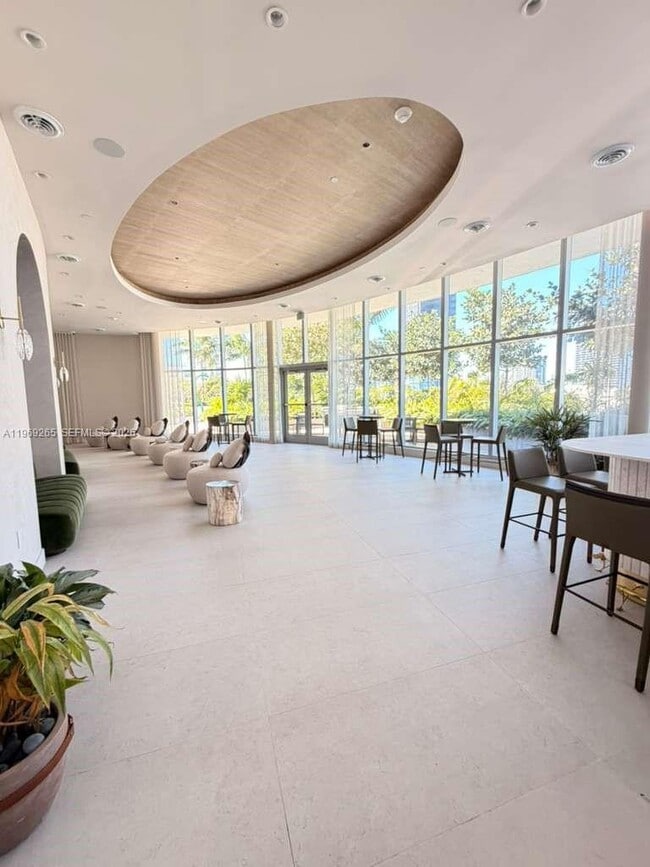 Building Photo - 700 NE 24th St