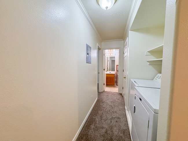 Building Photo - 1611 N Grandview Ln