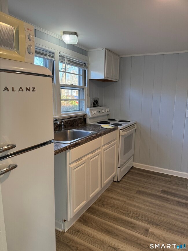 Building Photo - 106 Wall St