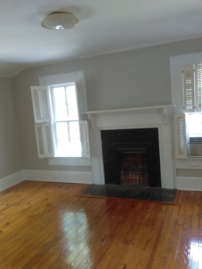 Building Photo - Spacious Two Story Home