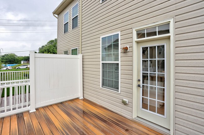 Building Photo - 3BR, 3BA, 1-Car Garage Townhome in Howard Square