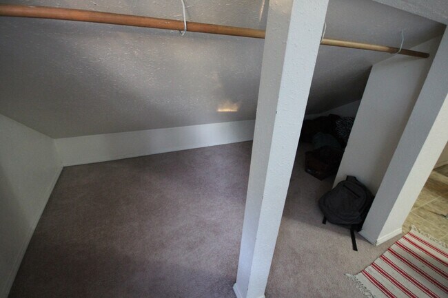 Building Photo - Quiet Upstairs Apartment in Provo |Available Now|
