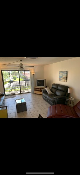 Building Photo - 7101 Ridgewood Ave