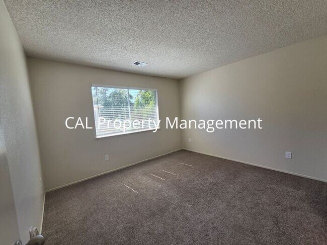 Building Photo - 3 Bedroom Condo in North Salinas