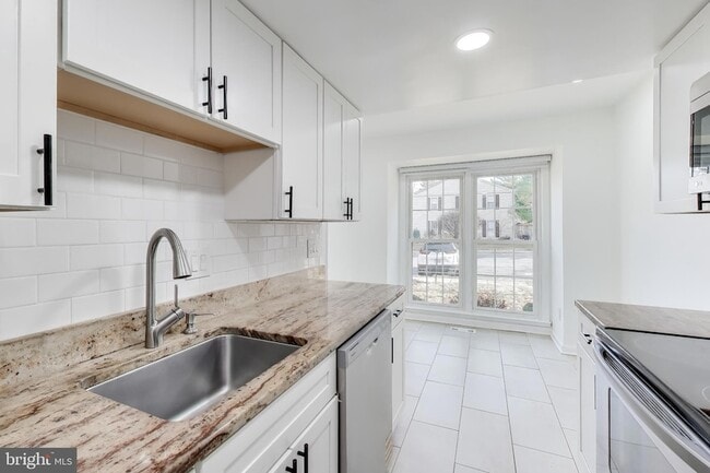 Building Photo - 20210 Maple Leaf Ct