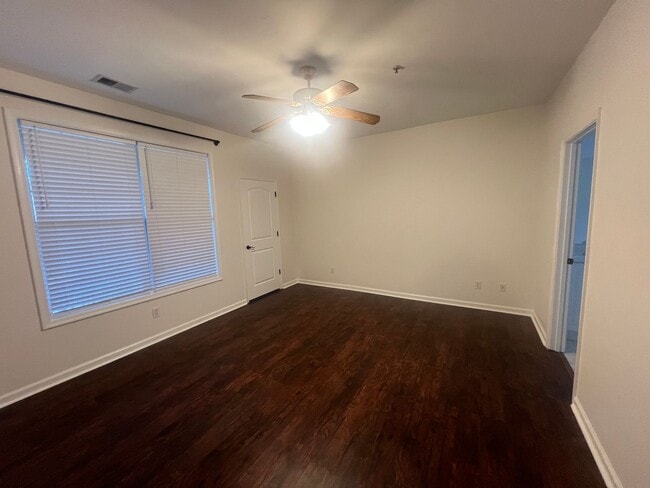 Building Photo - 3 Bedroom 2 Bathroom Condo